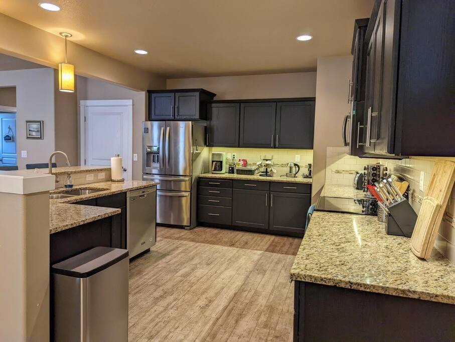 Spacious 3-Bedroom Home With Outdoor Space Eugene Bagian luar foto