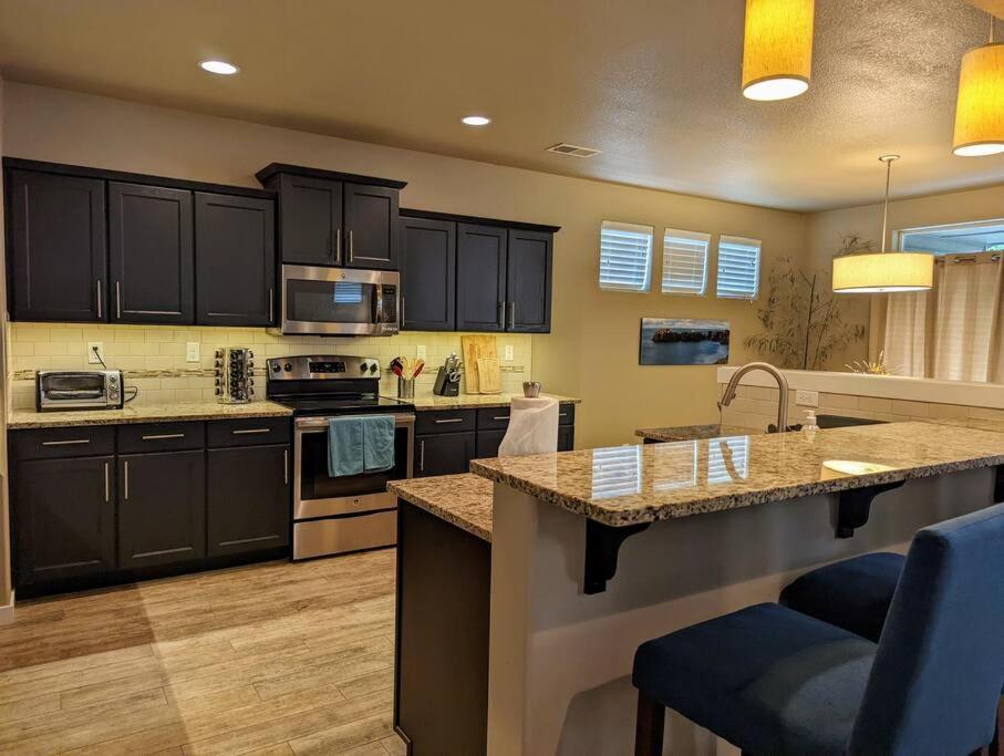 Spacious 3-Bedroom Home With Outdoor Space Eugene Bagian luar foto