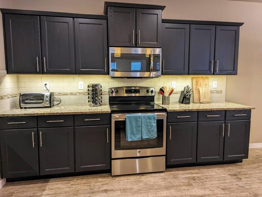 Spacious 3-Bedroom Home With Outdoor Space Eugene Bagian luar foto
