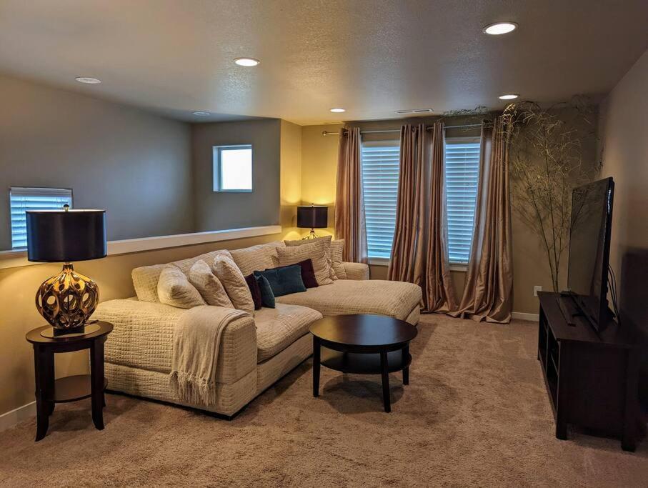 Spacious 3-Bedroom Home With Outdoor Space Eugene Bagian luar foto