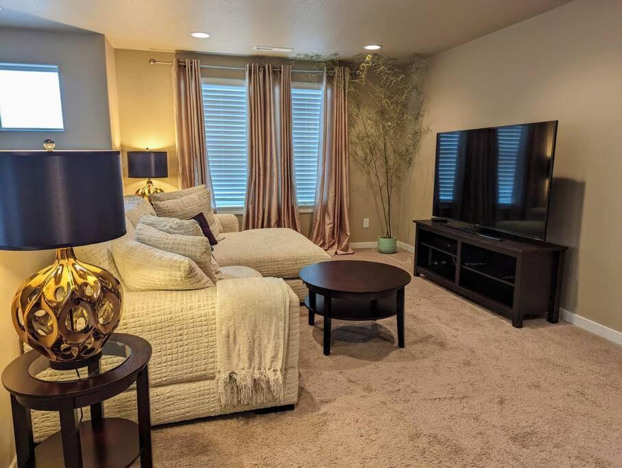 Spacious 3-Bedroom Home With Outdoor Space Eugene Bagian luar foto