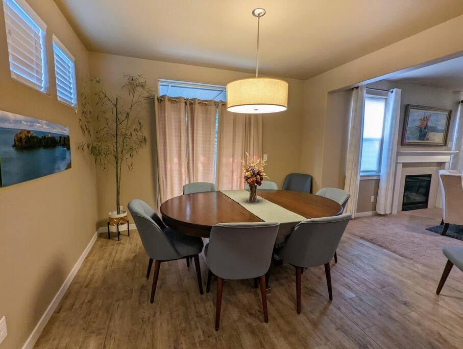 Spacious 3-Bedroom Home With Outdoor Space Eugene Bagian luar foto