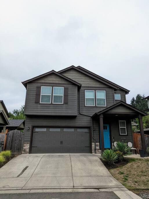 Spacious 3-Bedroom Home With Outdoor Space Eugene Bagian luar foto