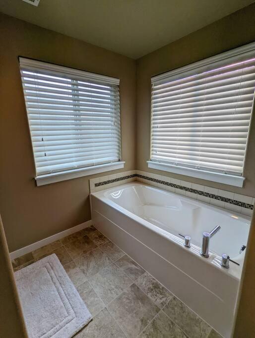 Spacious 3-Bedroom Home With Outdoor Space Eugene Bagian luar foto